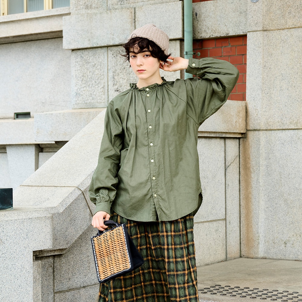 30ビエラワッシャー フリルネックシャツ シャツを着た女性の正面