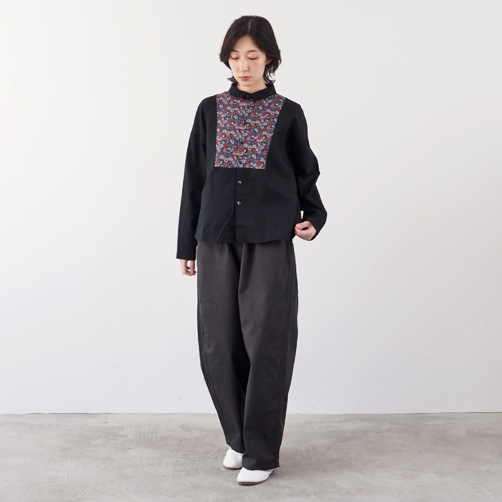 ビエラワッシャー×ビエラベタ小花柄 ヨークシャツ　シャツを着た女性の全身