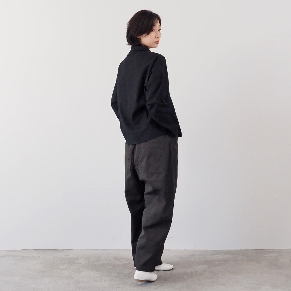 ビエラワッシャー×ビエラベタ小花柄 ヨークシャツ　シャツを着た女性の全身