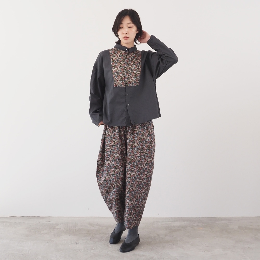 ビエラワッシャー×ビエラベタ小花柄 ヨークシャツ　シャツを着た女性の全身