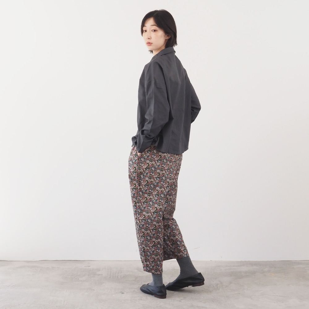 ビエラワッシャー×ビエラベタ小花柄 ヨークシャツ　シャツを着た女性の全身