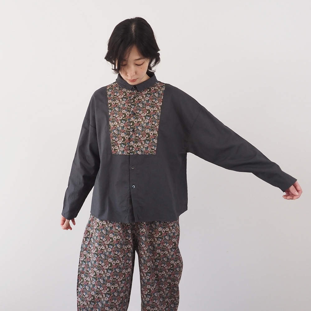 ビエラワッシャー×ビエラベタ小花柄 ヨークシャツ　シャツを着た女性の全身