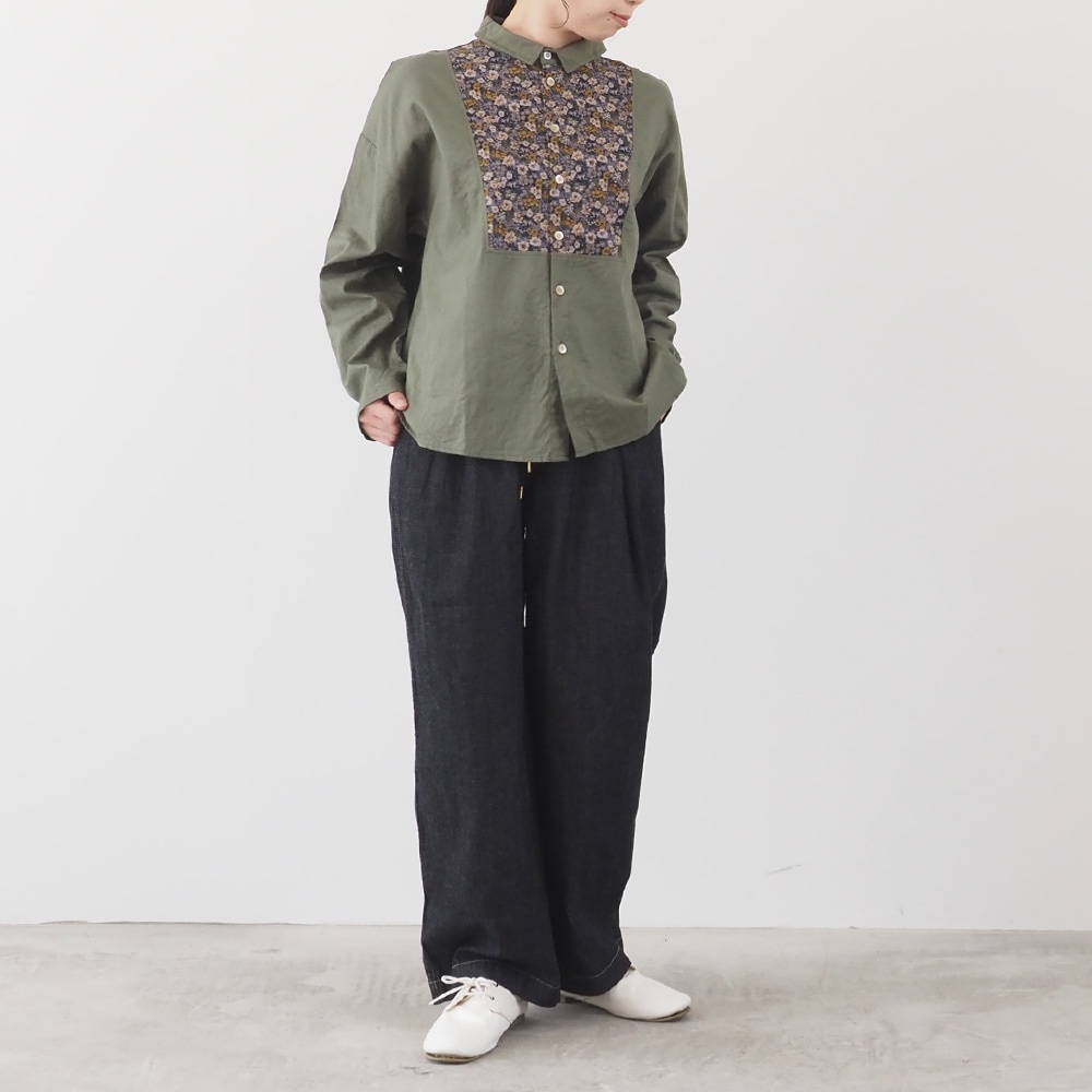 ビエラワッシャー×ビエラベタ小花柄 ヨークシャツ　シャツを着た女性の全身