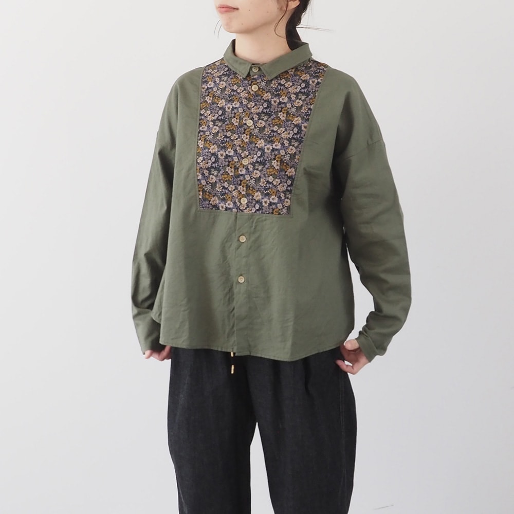 ビエラワッシャー×ビエラベタ小花柄 ヨークシャツ　シャツを着た女性の全身