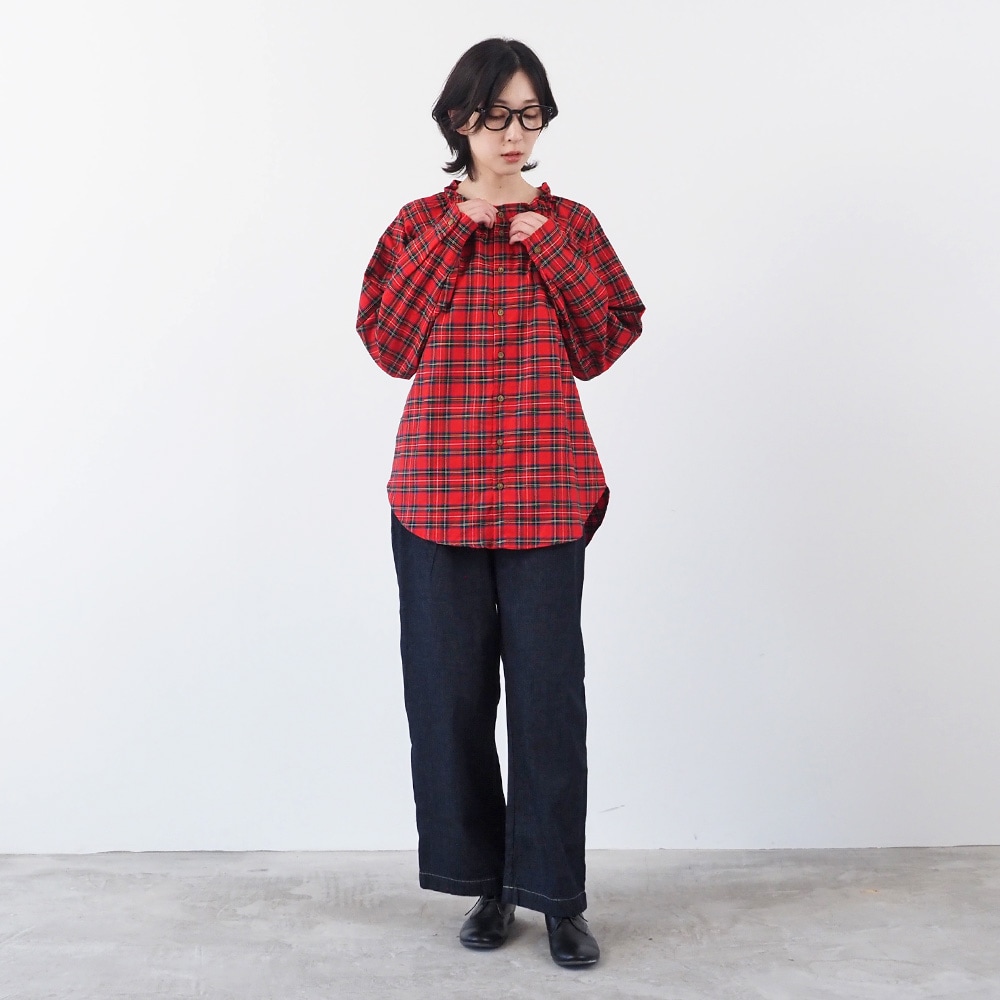 ロイヤルタータン フリルネックシャツ　シャツを着た女性の全身