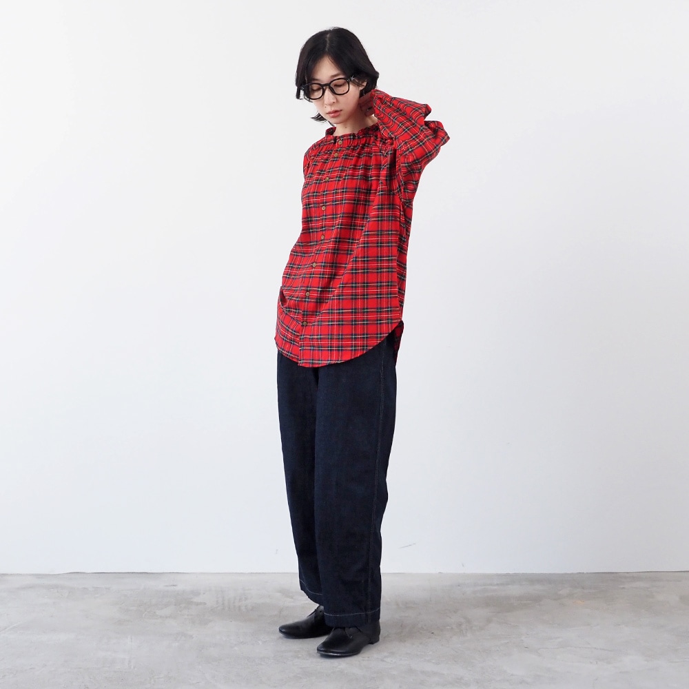 ロイヤルタータン フリルネックシャツ　シャツを着た女性の全身