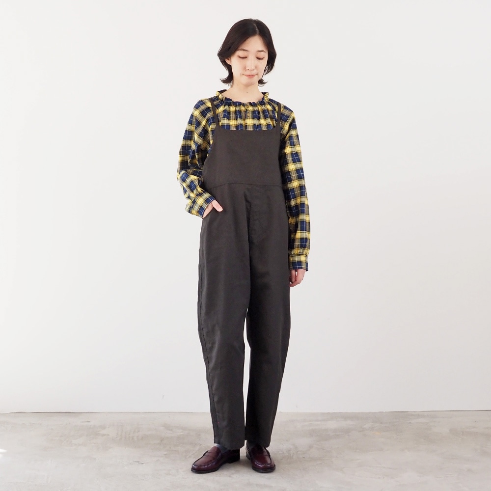 ロイヤルタータン フリルネックシャツ　シャツを着た女性の全身