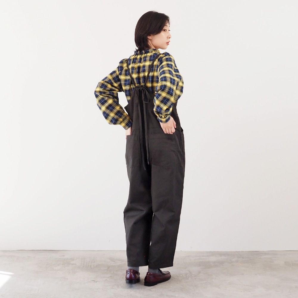 ロイヤルタータン フリルネックシャツ　シャツを着た女性の全身