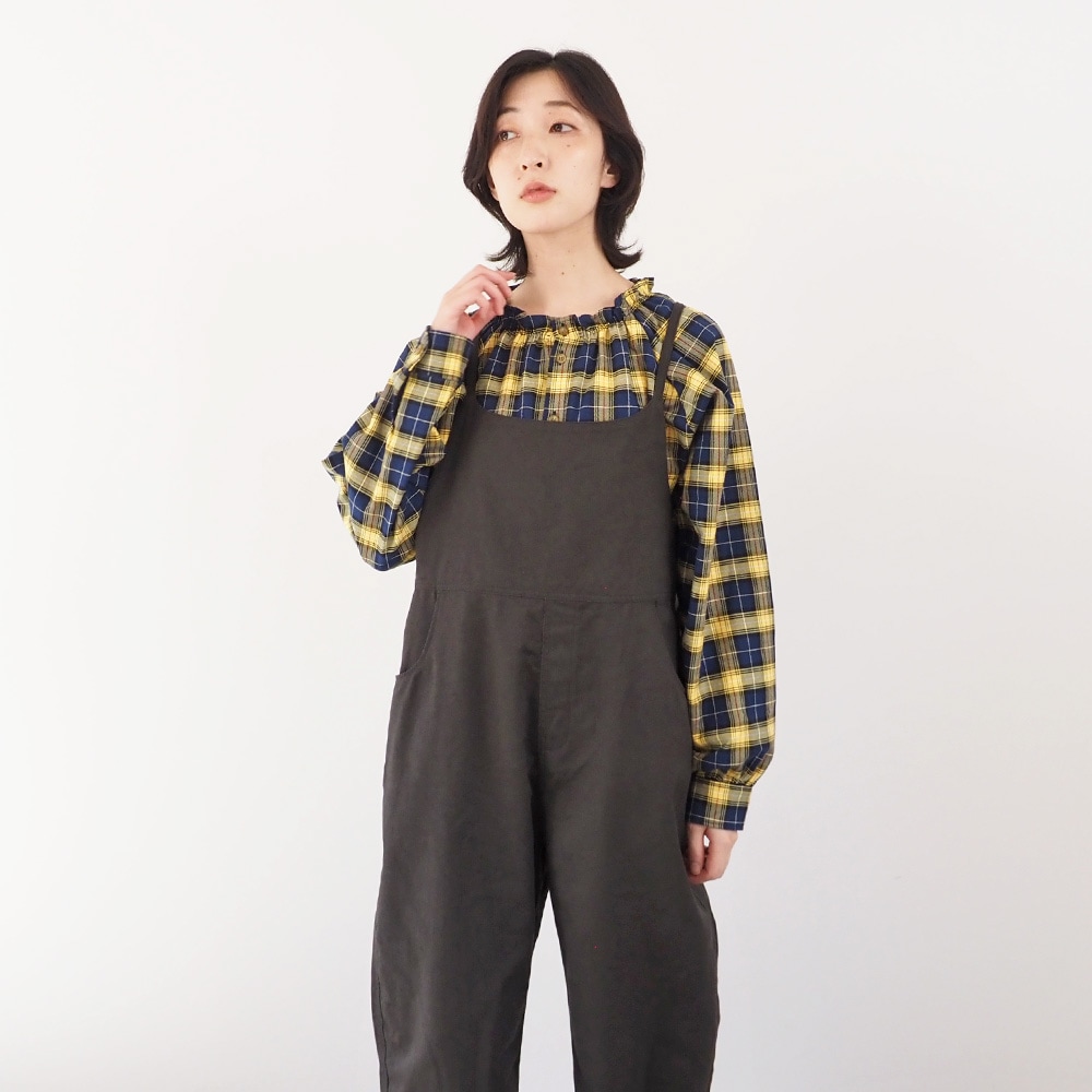 ロイヤルタータン フリルネックシャツ　シャツを着た女性の全身