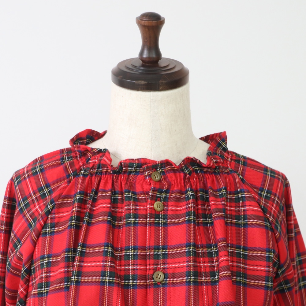 ロイヤルタータン フリルネックシャツ　シャツの正面ディティール