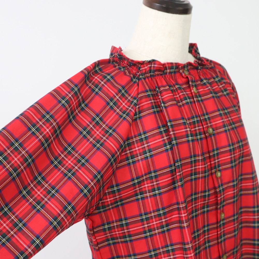 ロイヤルタータン フリルネックシャツ　シャツの正面ディティール