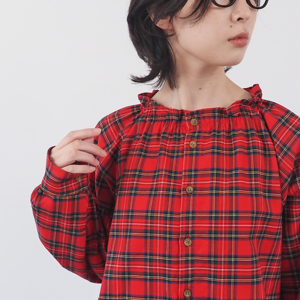 ロイヤルタータン フリルネックシャツ　シャツを着た女性の正面