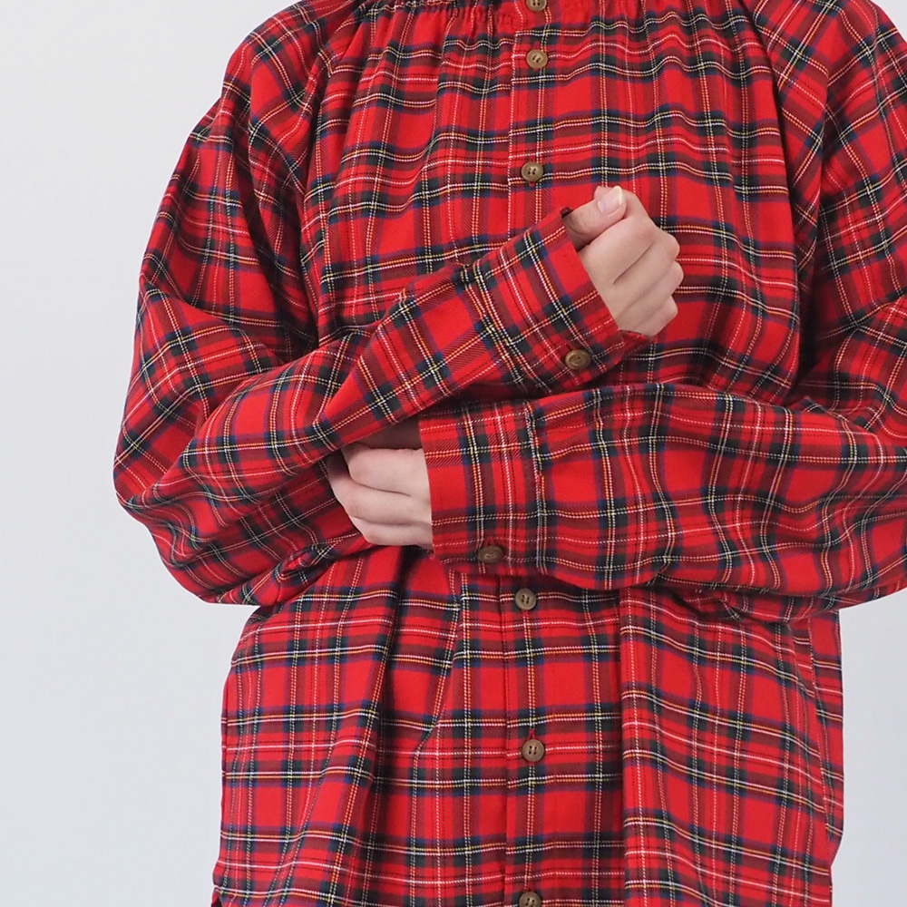 ロイヤルタータン フリルネックシャツ　シャツを着た女性の正面