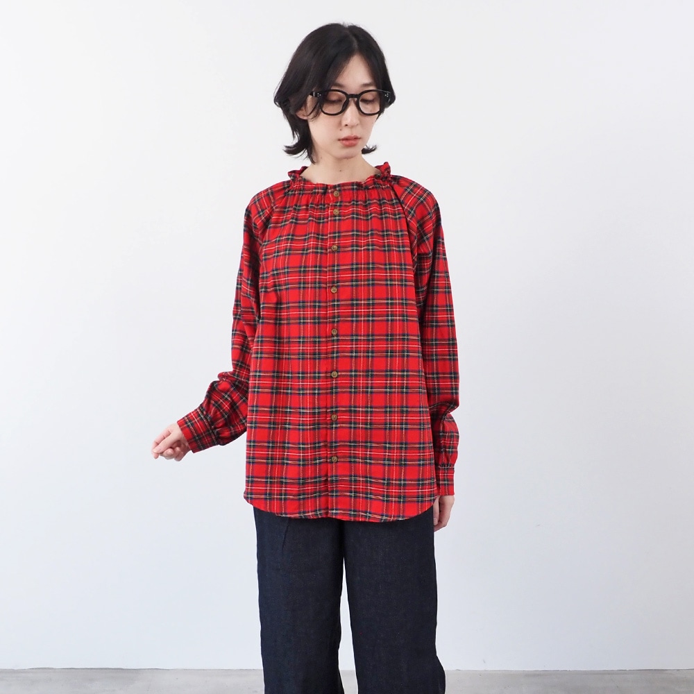 ロイヤルタータン フリルネックシャツ　シャツを着た女性の正面