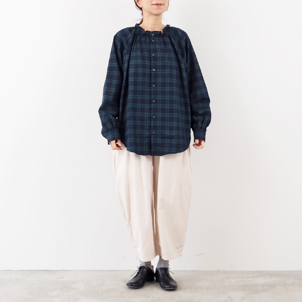 ロイヤルタータン フリルネックシャツ　シャツを着た女性の全身