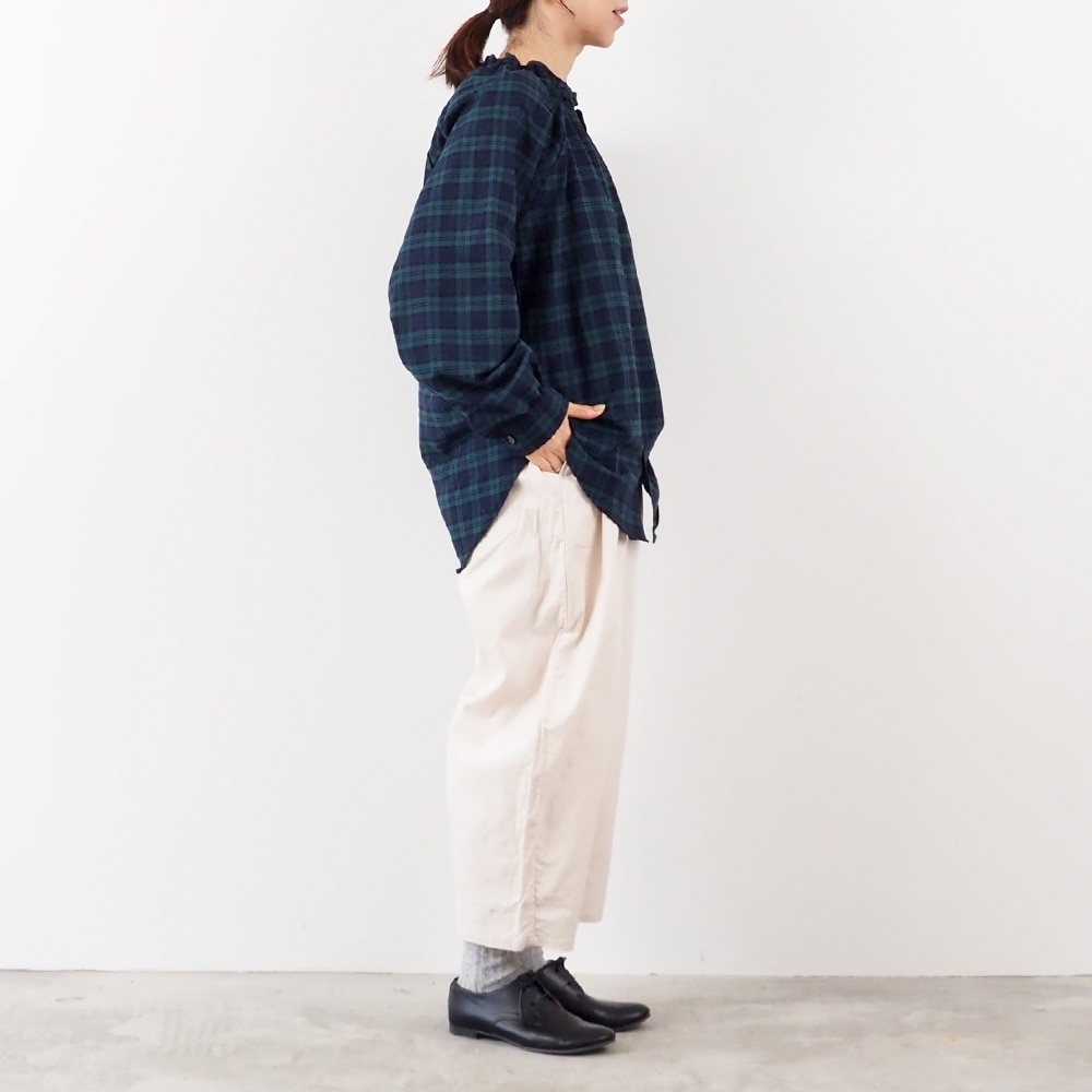 ロイヤルタータン フリルネックシャツ　シャツを着た女性の全身