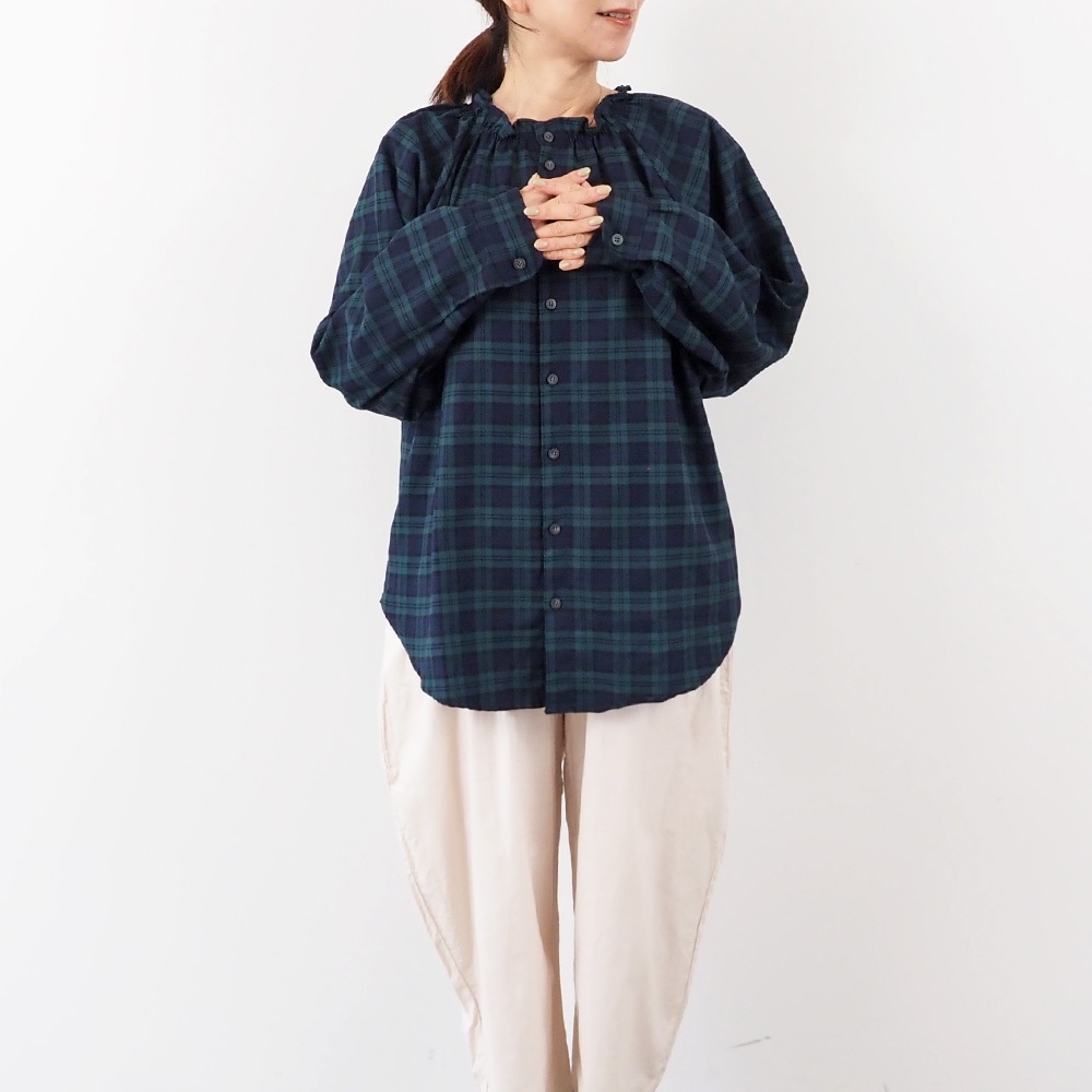 ロイヤルタータン フリルネックシャツ　シャツを着た女性の全身