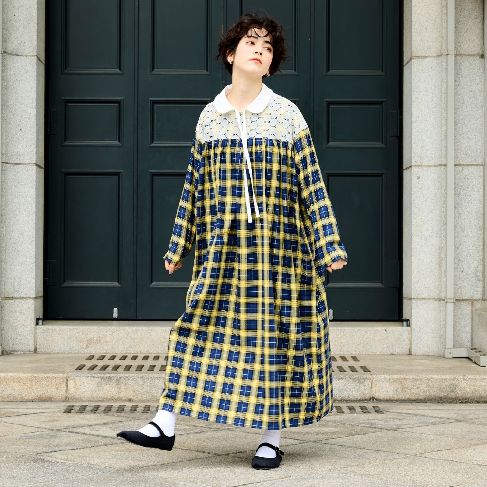 ロイヤルタータン ヨークレースワンピース ワンピースを着た女性の全身