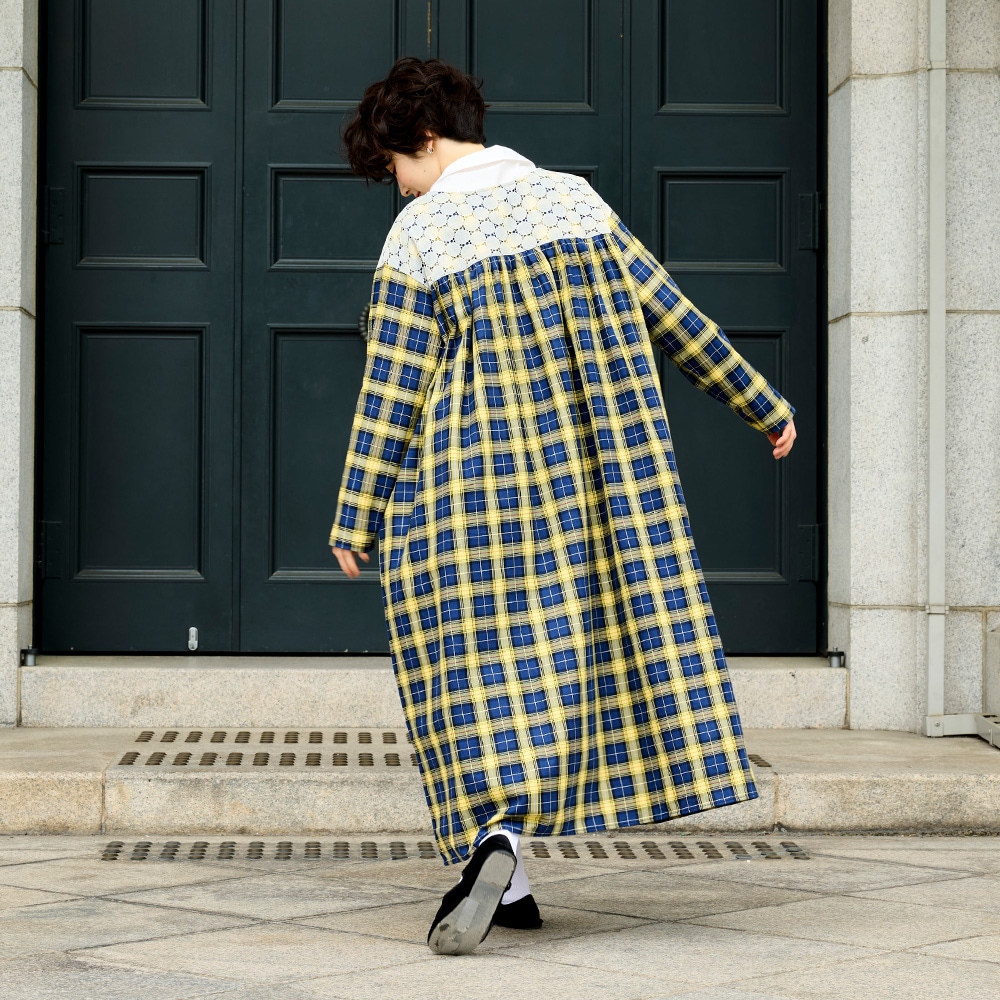 ロイヤルタータン ヨークレースワンピース ワンピースを着た女性の全身