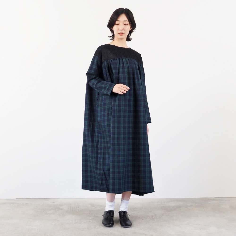 ロイヤルタータン ヨークレースワンピース ワンピースを着た女性の全身