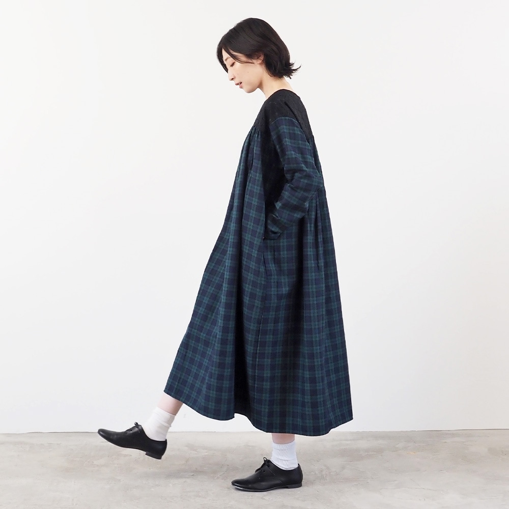 ロイヤルタータン ヨークレースワンピース ワンピースを着た女性の全身