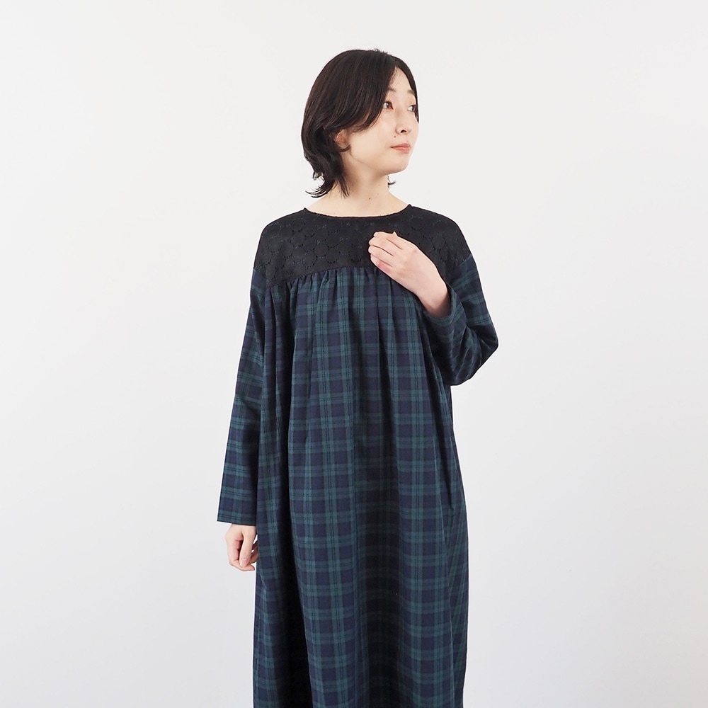 ロイヤルタータン ヨークレースワンピース ワンピースを着た女性の全身