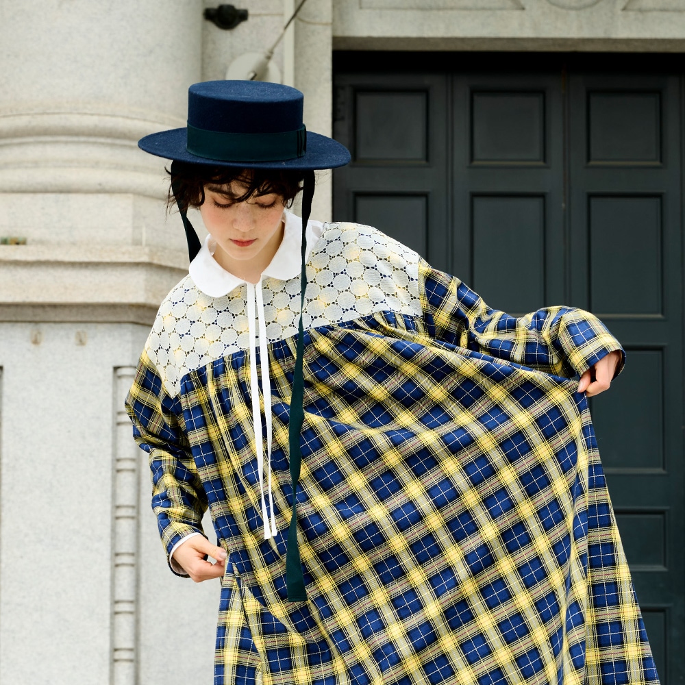 ロイヤルタータン ヨークレースワンピース ワンピースを着た女性の正面