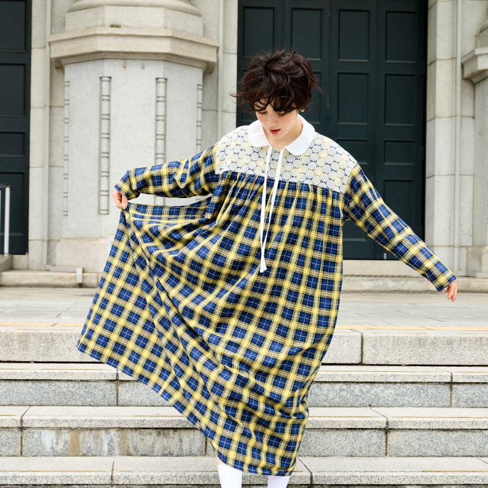 ロイヤルタータン ヨークレースワンピース ワンピースを着た女性の正面