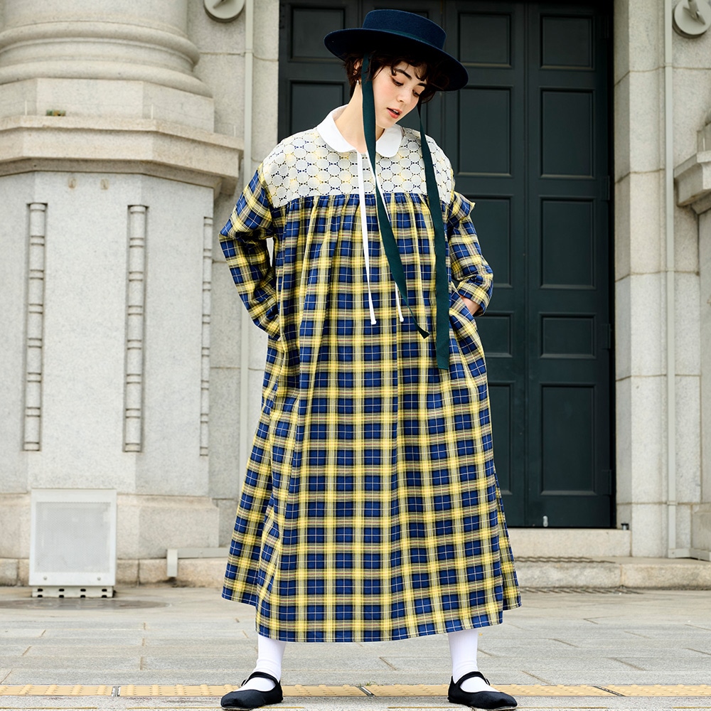 ロイヤルタータン ヨークレースワンピース ワンピースを着た女性の正面