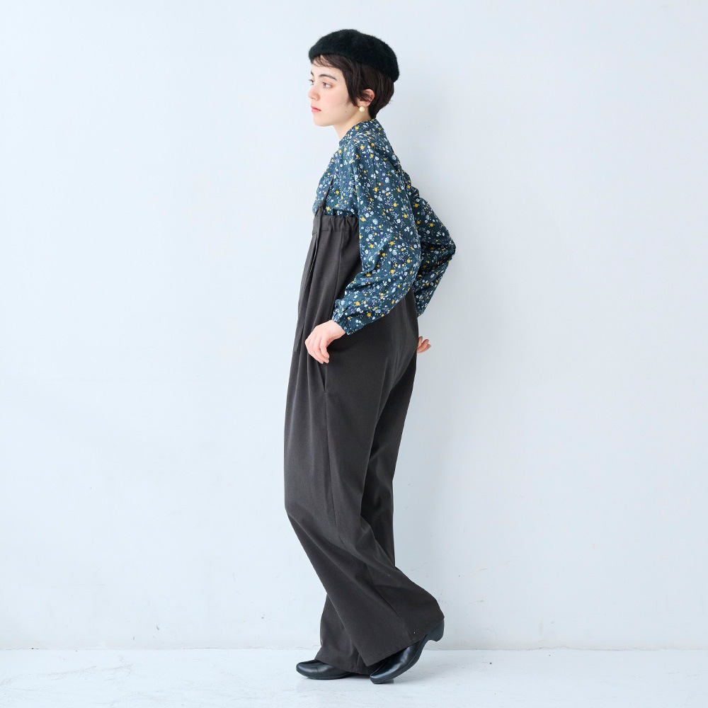 LANATEC-ECOツイルストレッチ オールインワン オールインワンを着た女性の全身