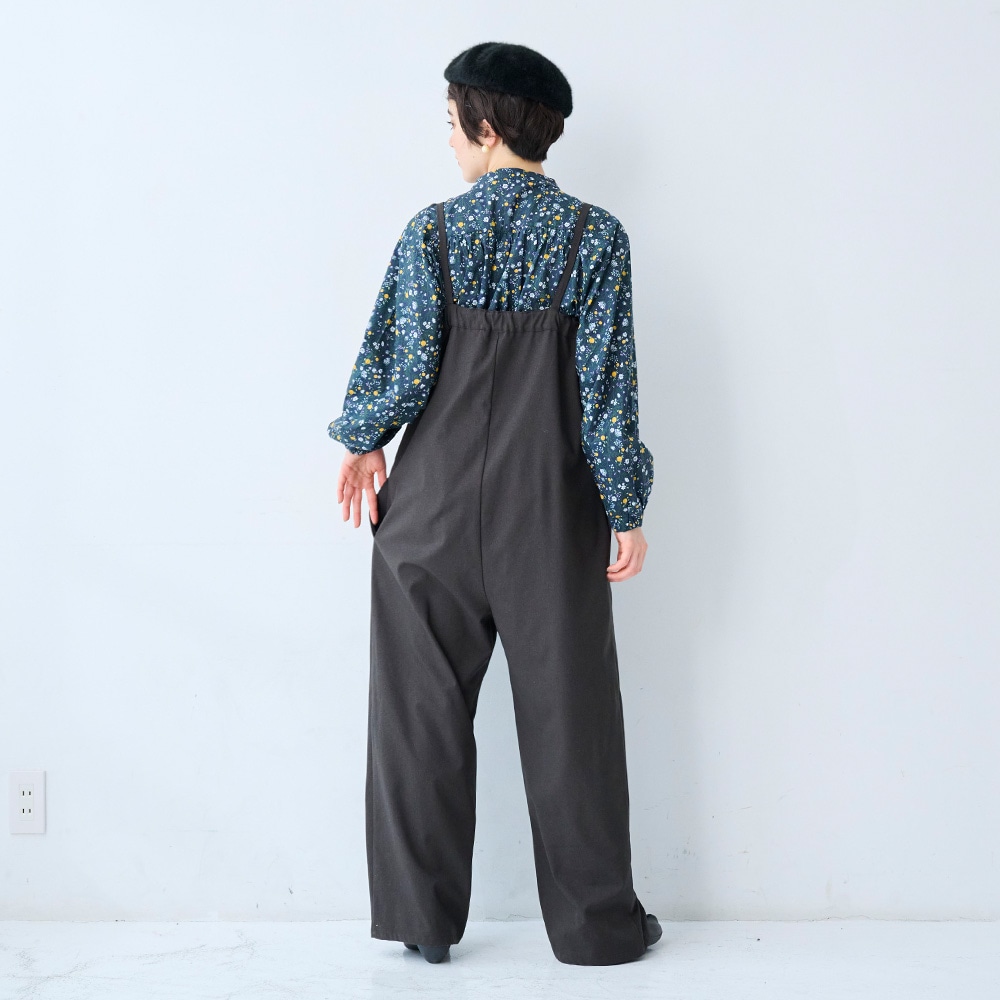 LANATEC-ECOツイルストレッチ オールインワン オールインワンを着た女性の全身