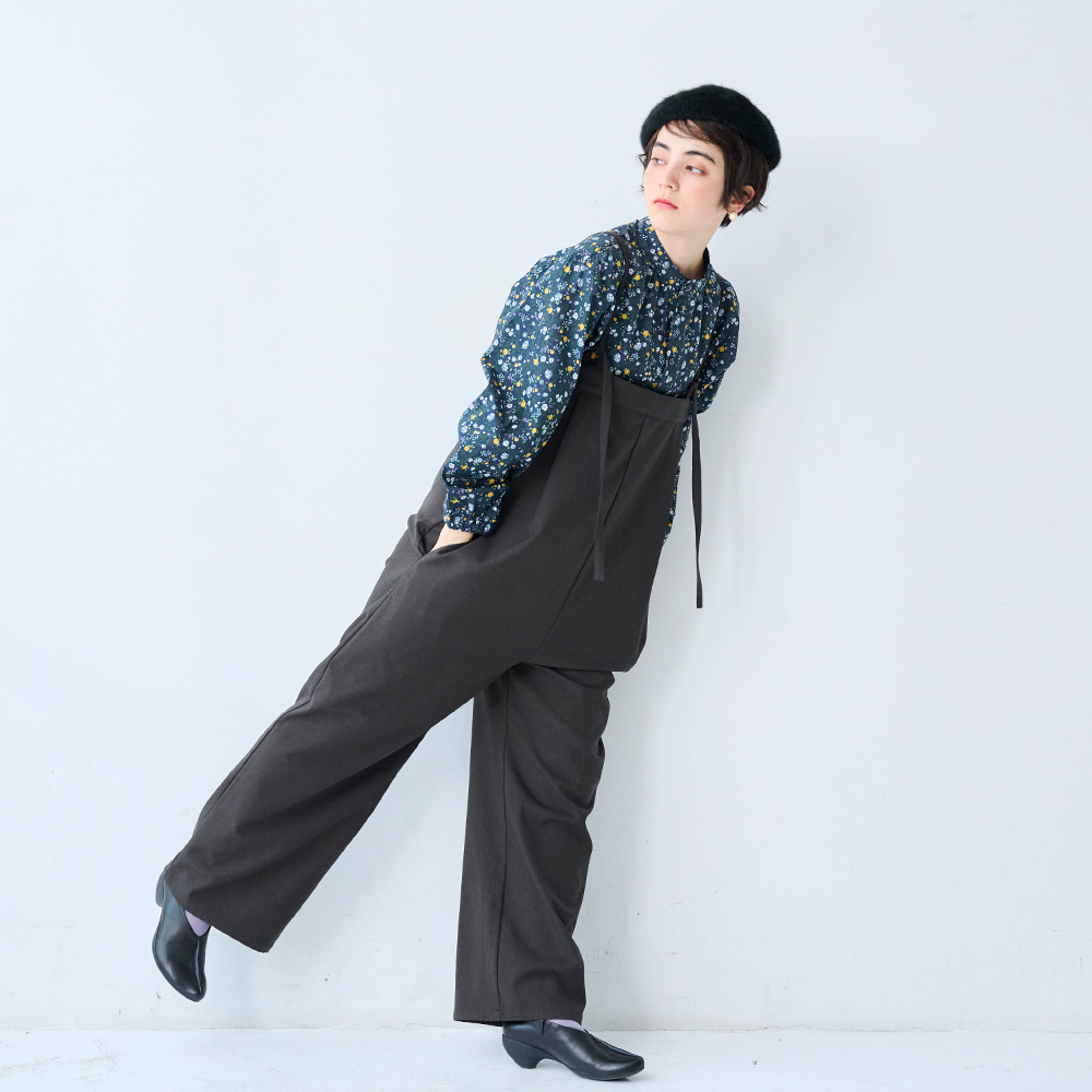 LANATEC-ECOツイルストレッチ オールインワン オールインワンを着た女性の正面