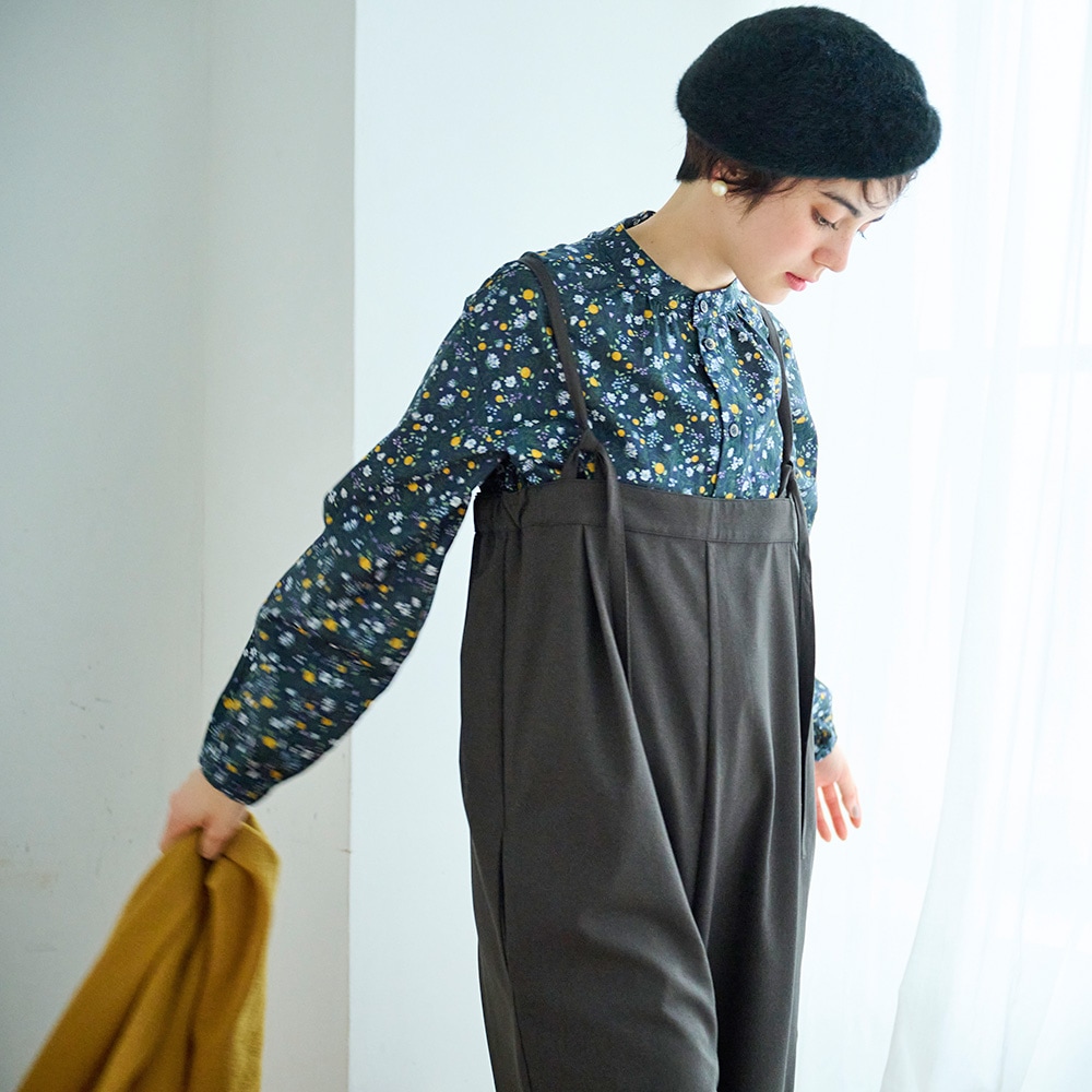 LANATEC-ECOツイルストレッチ オールインワン オールインワンを着た女性の正面