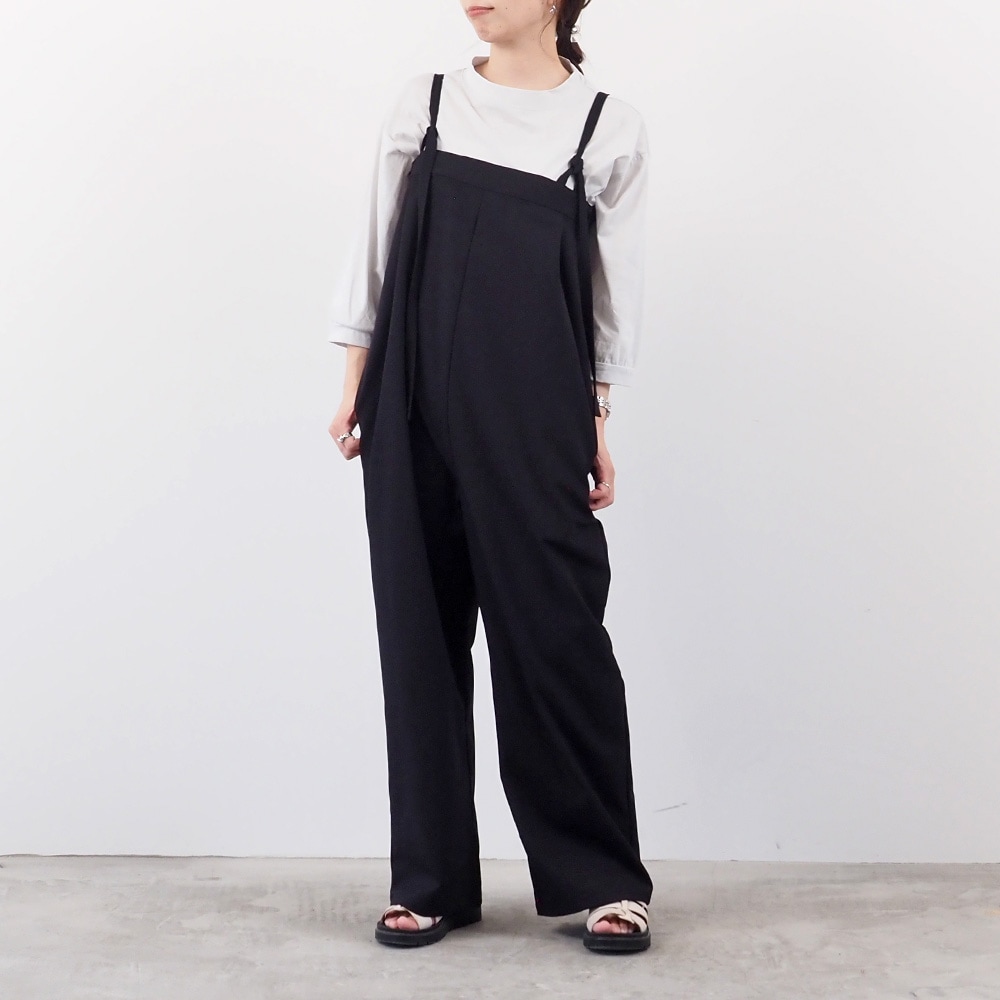 LANATEC-ECOツイルストレッチ オールインワン オールインワンを着た女性の全身