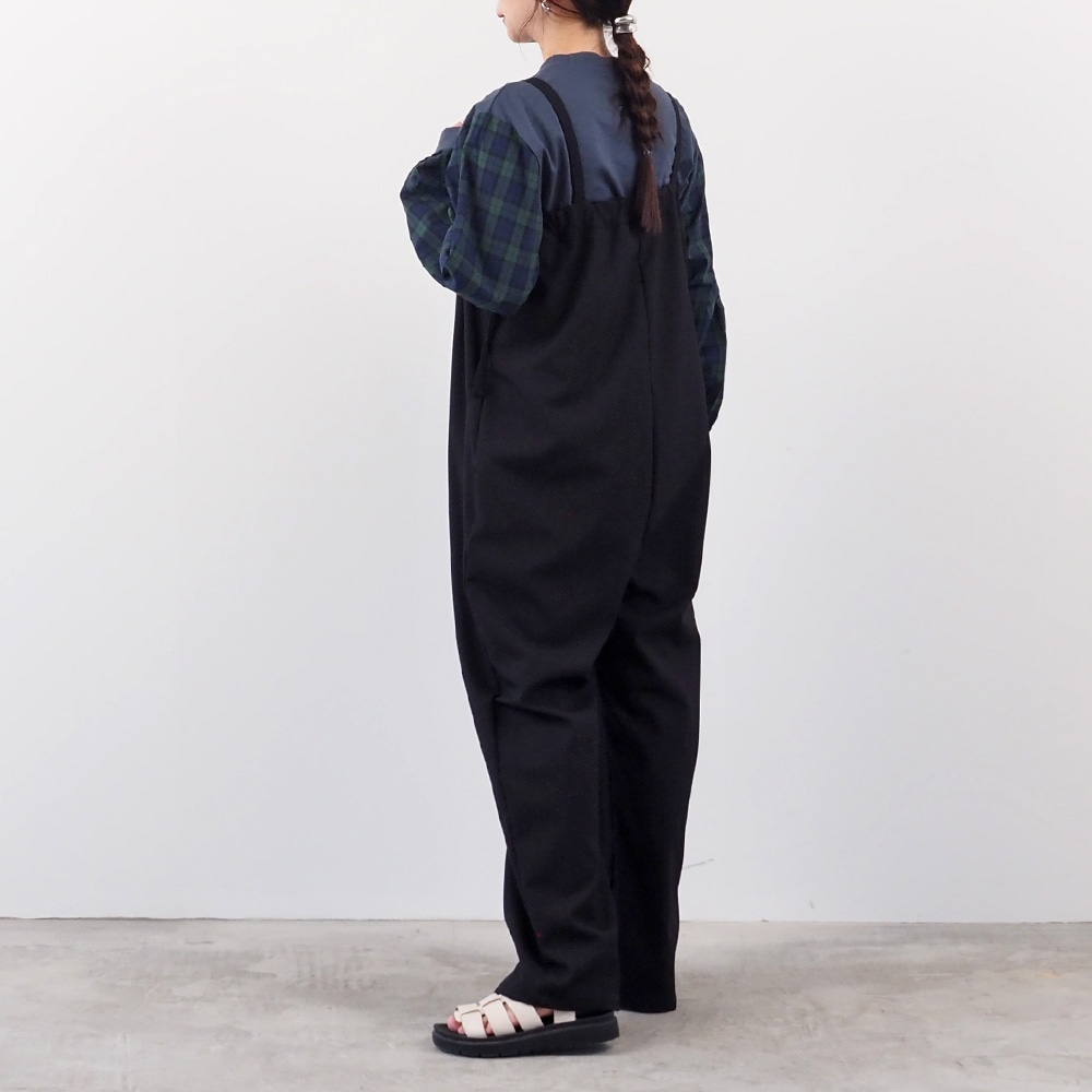 LANATEC-ECOツイルストレッチ オールインワン オールインワンを着た女性の全身