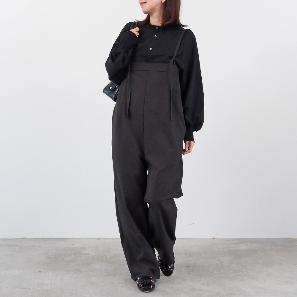 LANATEC-ECOツイルストレッチ オールインワン オールインワンを着た女性の全身