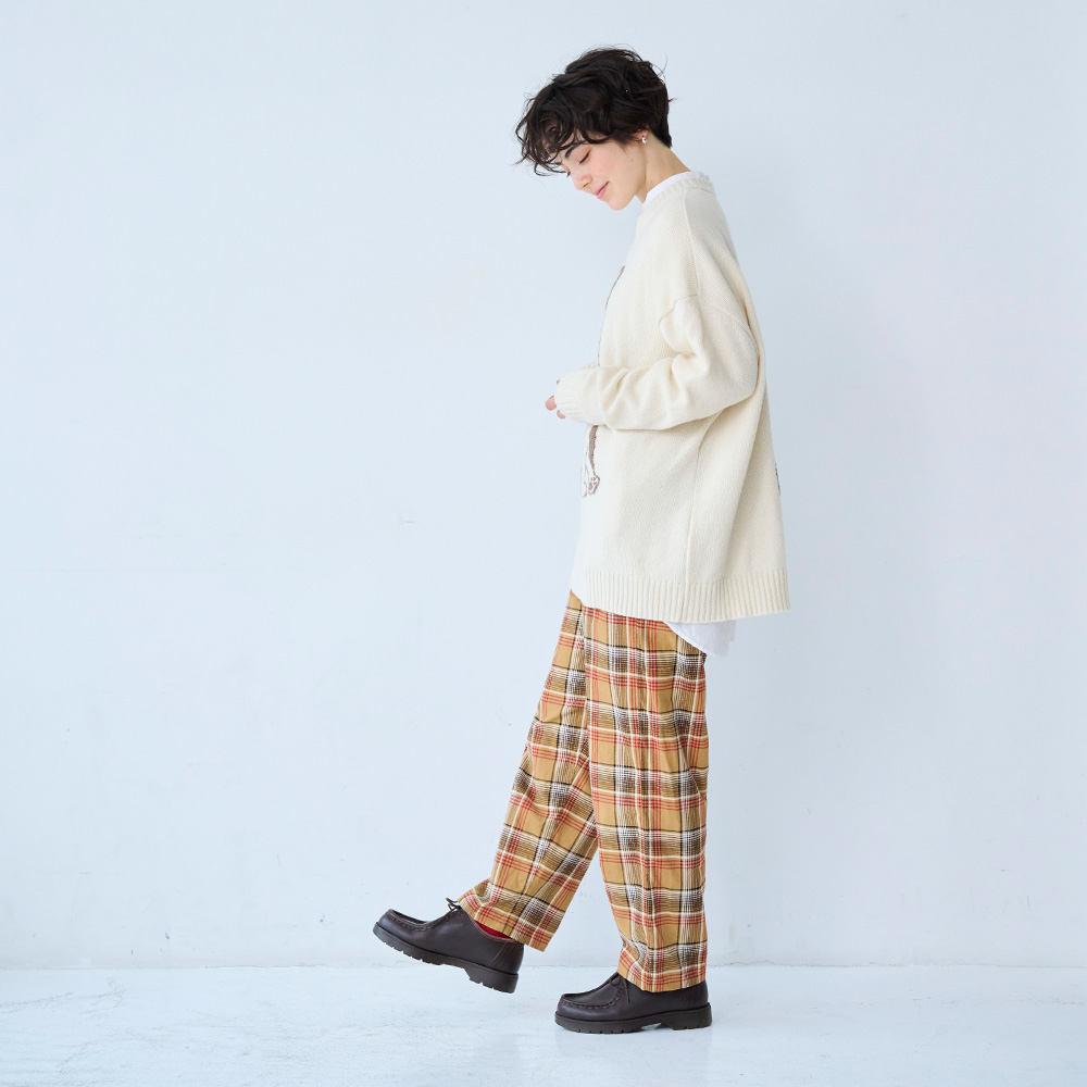 シャツコールチェック コージーパンツ　パンツを着た女性の全身
