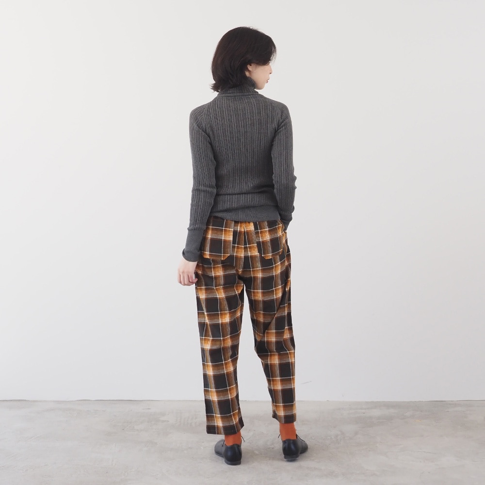シャツコールチェック コージーパンツ　パンツを着た女性の全身