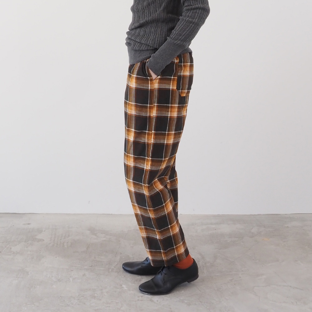 シャツコールチェック コージーパンツ　パンツを着た女性の全身