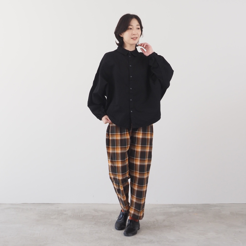 シャツコールチェック コージーパンツ　パンツを着た女性の全身
