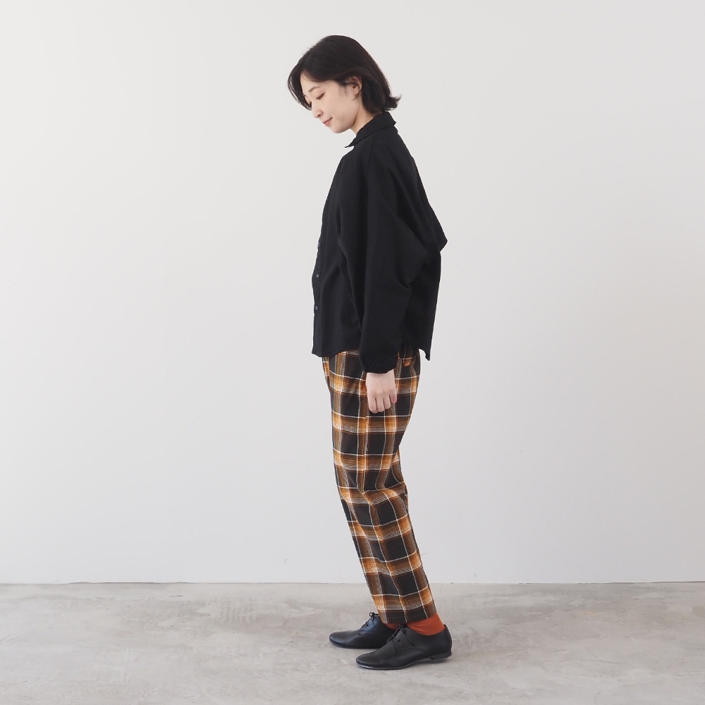 シャツコールチェック コージーパンツ　パンツを着た女性の全身