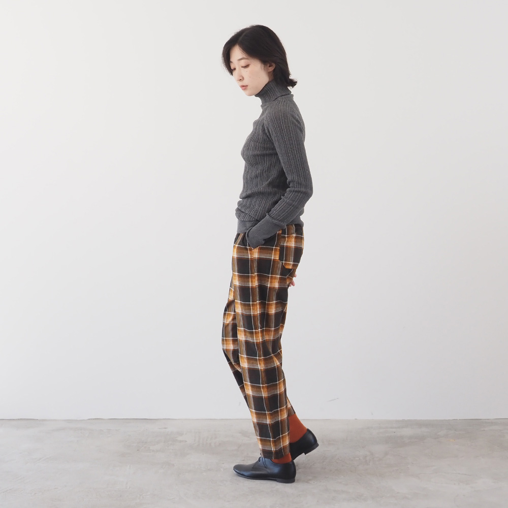 シャツコールチェック コージーパンツ　パンツを着た女性の全身