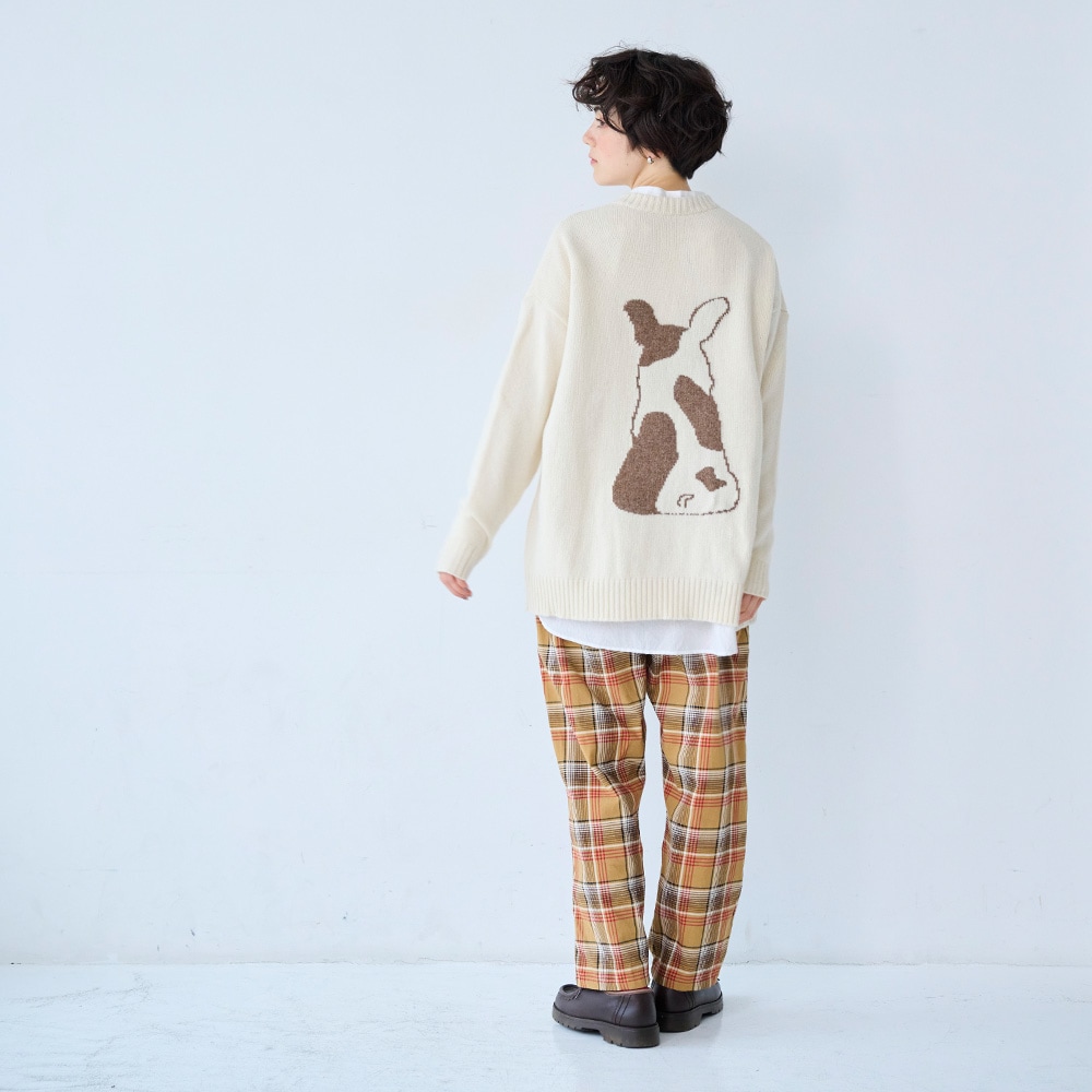 シャツコールチェック コージーパンツ　パンツを着た女性の全身