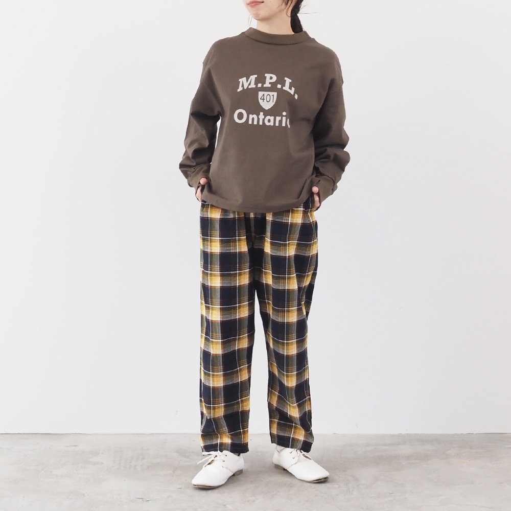 シャツコールチェック コージーパンツ　パンツを着た女性の全身