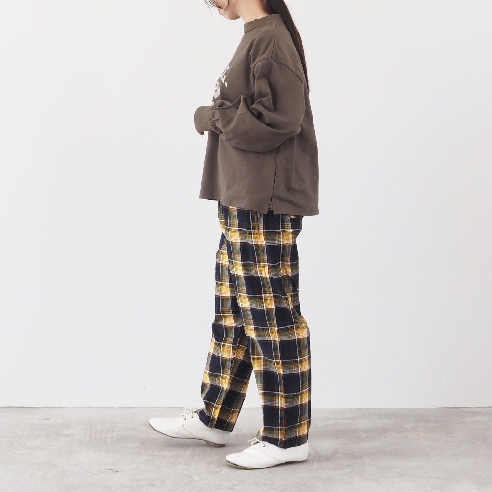 シャツコールチェック コージーパンツ　パンツを着た女性の全身