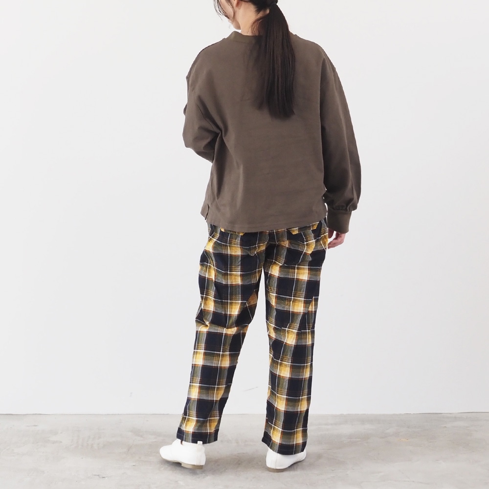 シャツコールチェック コージーパンツ　パンツを着た女性の全身