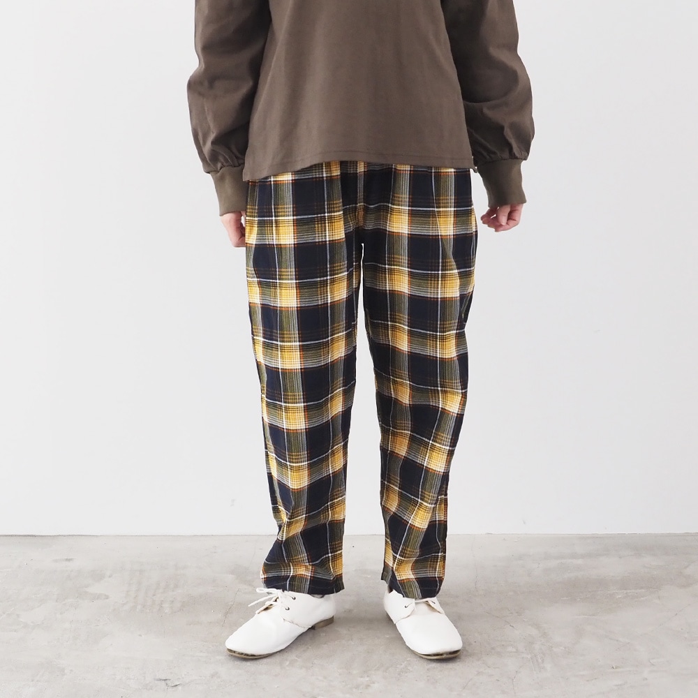 シャツコールチェック コージーパンツ　パンツを着た女性の全身