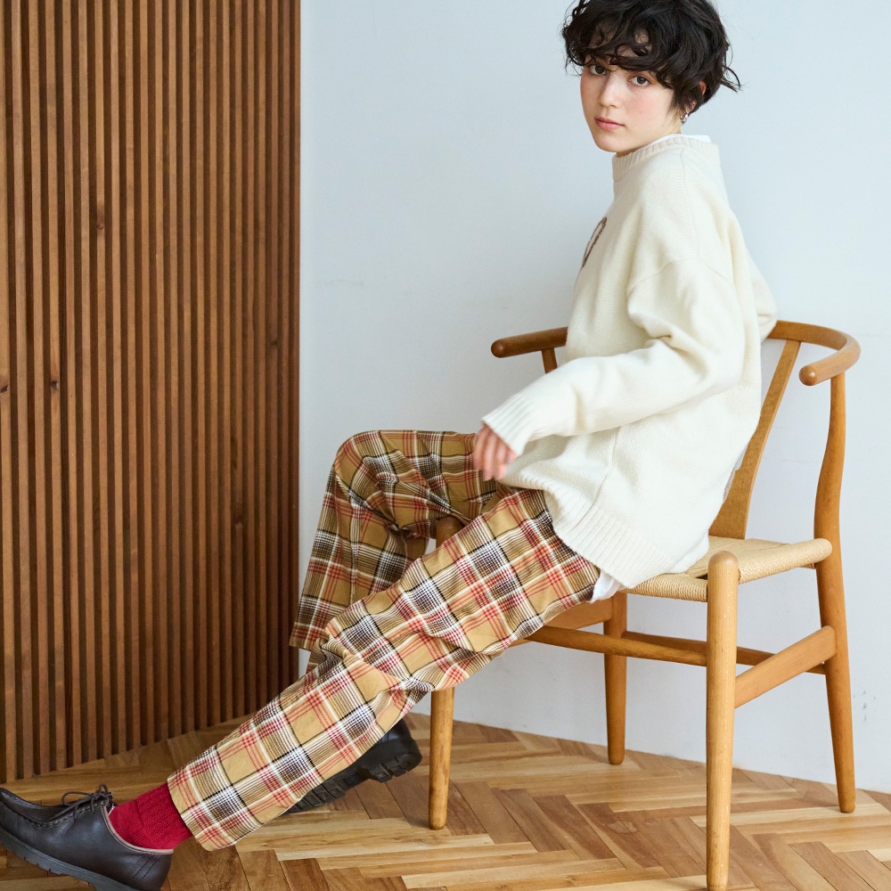 シャツコールチェック コージーパンツ　パンツを着た女性の正面