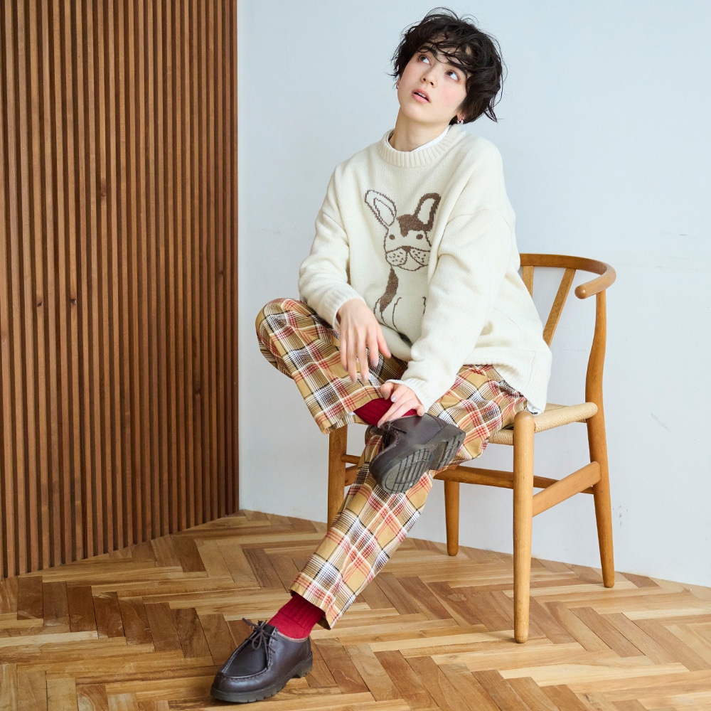 シャツコールチェック コージーパンツ　パンツを着た女性の正面