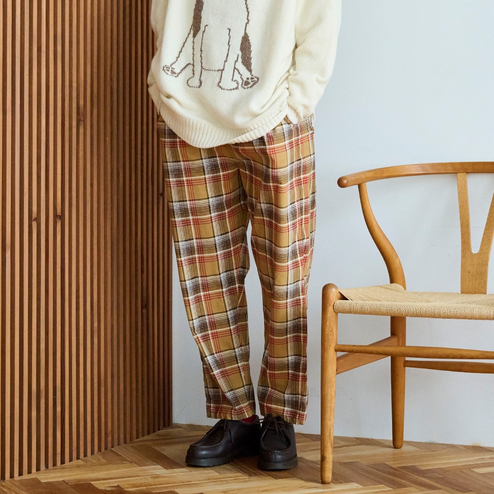 シャツコールチェック コージーパンツ　パンツを着た女性の正面